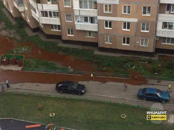 Фото: В одном из дворов Кемерова произошёл ржавый потоп 1