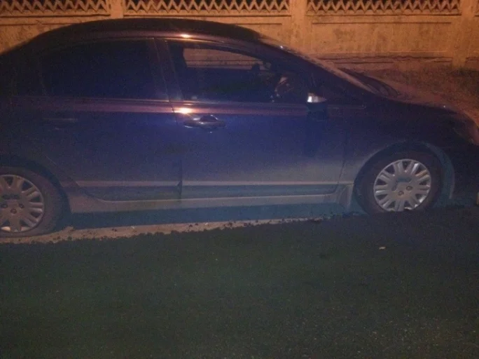 Фото: В Екатеринбурге заасфальтировали колесо припаркованного автомобиля 2