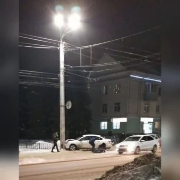 Фото: В Кузбассе водитель иномарки сбил пешехода и врезался в опору освещения 1