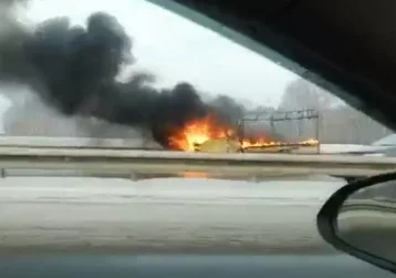 Фото: Пожар в автомобиле на кузбасской трассе попал на видео 1