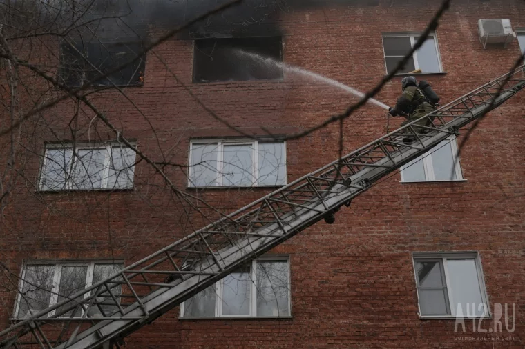 Фото: Пожар в кемеровском общежитии тушили 55 человек 9