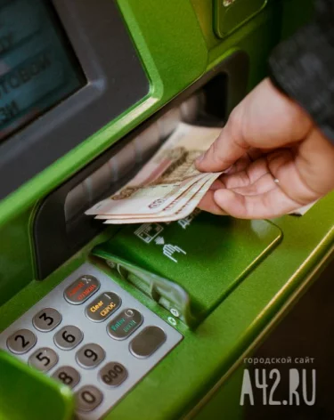 Жительница Кузбасса расплатилась чужой картой и оказалась в полиции