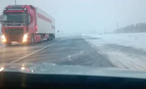 В Кузбассе водителей большегрузов предупредили о временных ограничениях на дорогах из-за непогоды 
