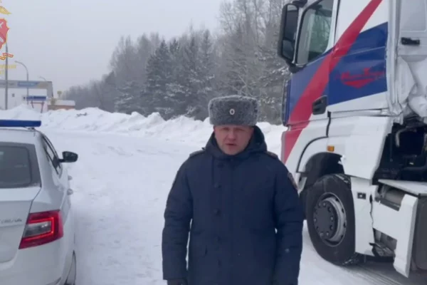 На въезде в Кемерово грузовик занесло и он полностью перегородил дорогу