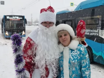 Фото: Снегурочки и Деды Морозы выходят на маршруты общественного транспорта в Кемерове 2