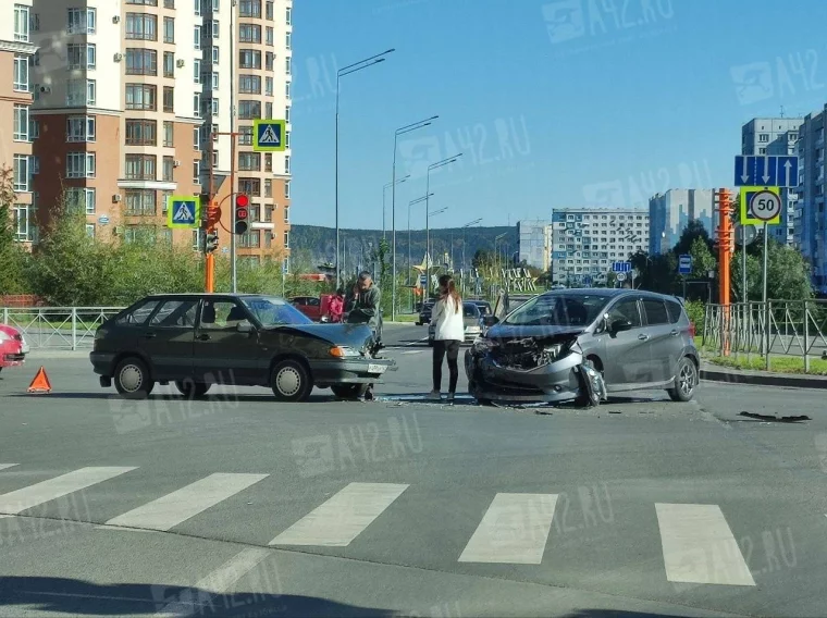 Фото: Очевидцы сняли на камеру последствия ДТП на перекрёстке в Кемерове 1