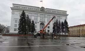 В Кемерове на площади Советов начали устанавливать новогоднюю ель