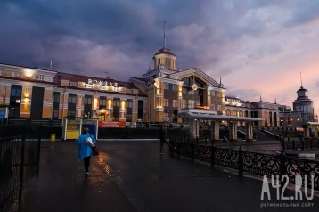 Фото: «Такие позорные»: новокузнечанка пожаловалась на надпись «Я знаю — город будет!..» на фасадах домов у вокзала 1