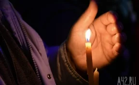 «Скорбим. Вместе»: огромная свеча зажглась на стеле «Город трудовой доблести» в Новокузнецке