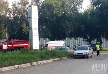 Фото: В Кемерове автомобиль снёс остановку и сбил женщину 1
