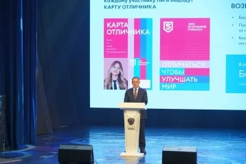 Фото: В Кузбассе школьникам и студентам раздадут карты отличников для бесплатного проезда 1