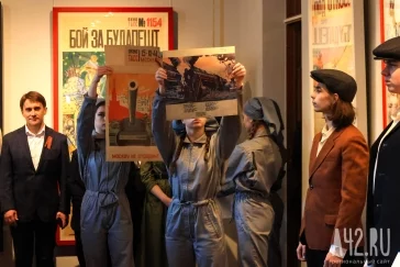 Фото: В Кемерове 8 мая начала работу масштабная выставка военных плакатов «Окна ТАСС» 1