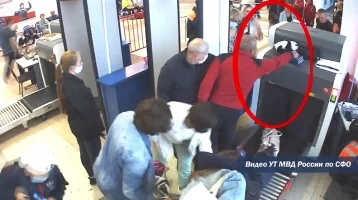 Фото: Кража телефона в кемеровском аэропорту попала на видео 1