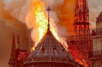 Фото: Названа причина пожара и обрушения части Собора Парижской Богоматери 1