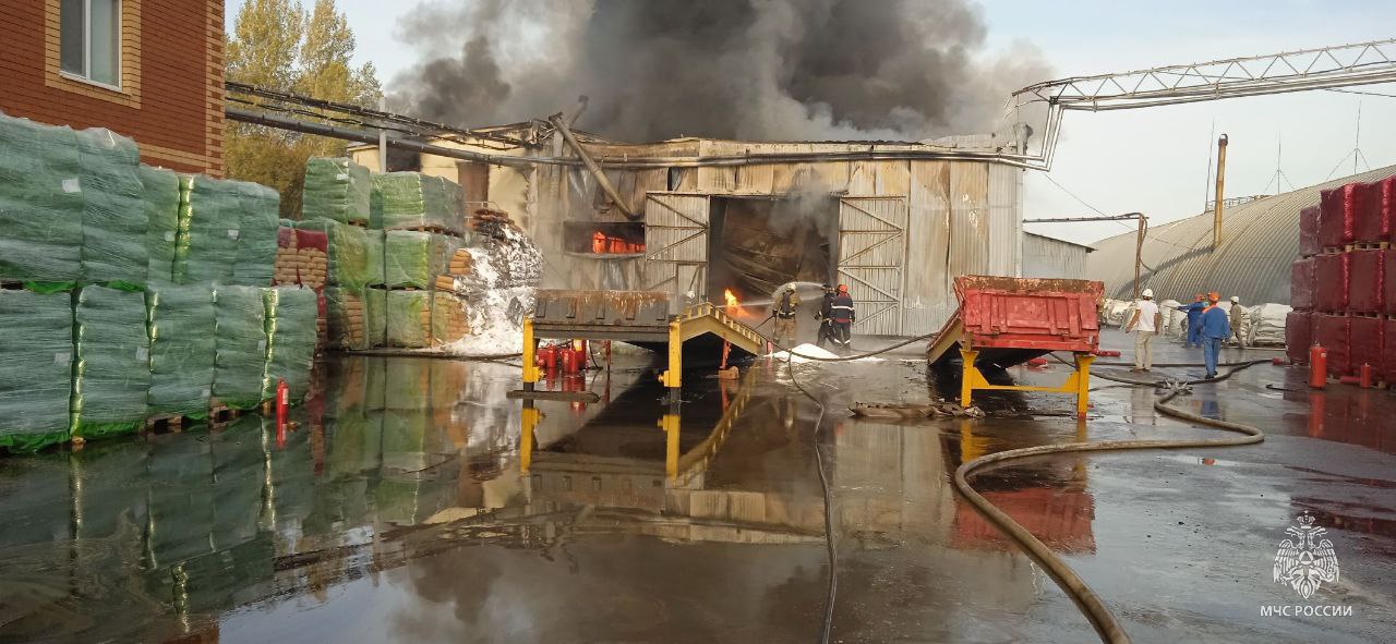 В Башкирии на складе химзавода произошёл пожар площадью 1 200 «квадратов»