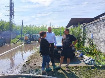 Фото: «Работают две помпы»: мэр Новокузнецка рассказал, что происходит в подтопленном микрорайоне Абашево 2