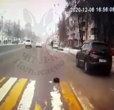 Фото: «Отлетел от перехода на 10 метров»: в Кузбассе момент ДТП с пешеходом попал на видео 3