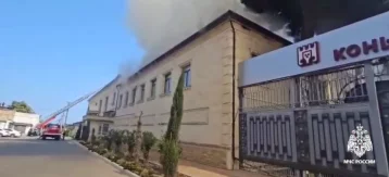 Фото: В Дербенте загорелась крыша коньячного завода 1