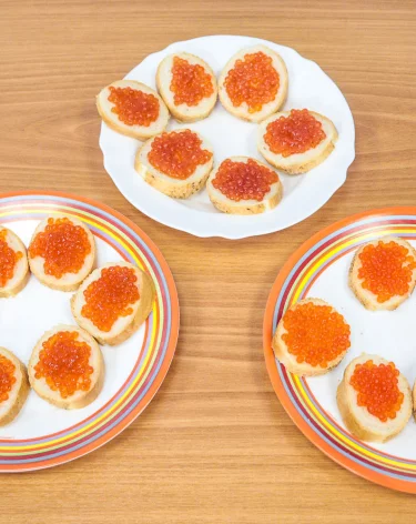 Стало известно, какая икра подешевела к Новому году 