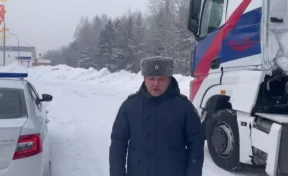 На въезде в Кемерово грузовик занесло и он полностью перегородил дорогу