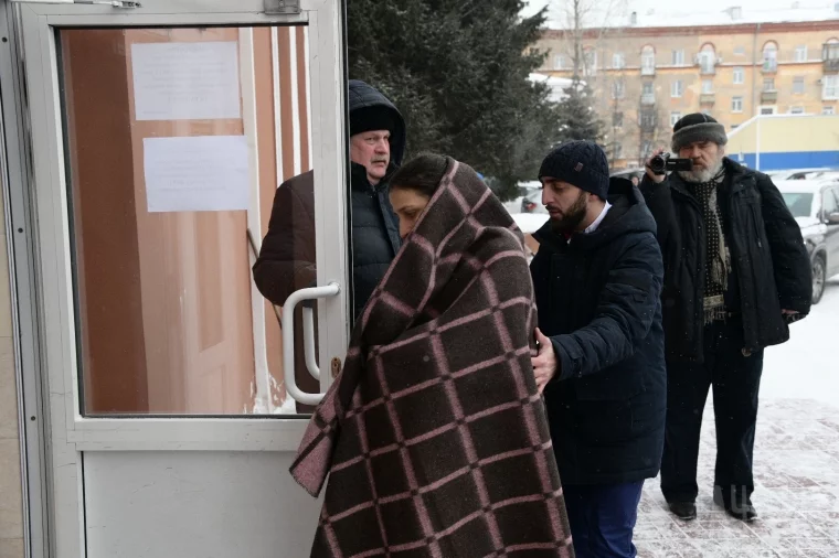 Фото: «Заминировано»: в Кемерове массово эвакуируют больницы и школы 10