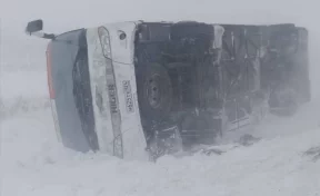 В Красноярском крае из-за сильного ветра автобус съехал в кювет и опрокинулся