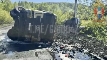 Фото: В Осинниках грузовик с углём устроил тройное ДТП: пострадали 5 человек 2