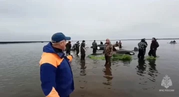 Фото: На Камчатке группа косаток застряла на мели лимана, их спасают сотрудники МЧС 1