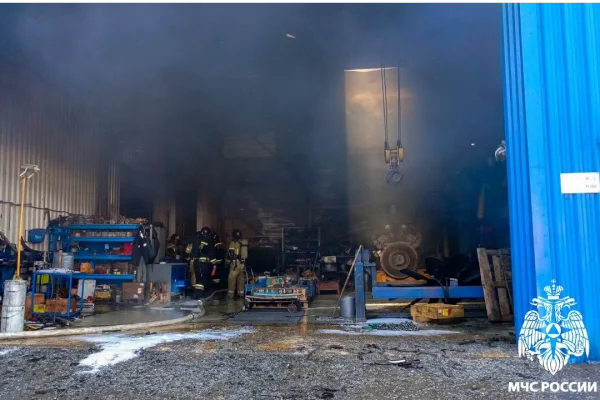 В Новокузнецком ДРСУ загорелся ремонтный бокс, пожар тушил 21 человек