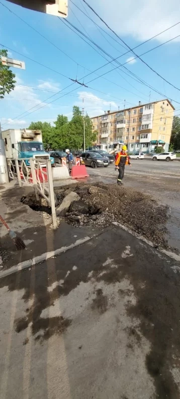 Фото: Столб воды: кемеровчанам рассказали о расчистке дороги от обломков асфальта после повреждения трубопровода 1