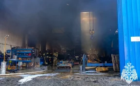 В Новокузнецком ДРСУ загорелся ремонтный бокс, пожар тушил 21 человек