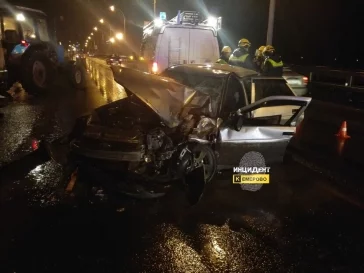 Фото: В Кемерове на Кузнецком мосту LADA Priora влетела в трактор 2