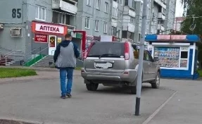 Кемеровский автомобилист припарковал машину на тротуаре и получил штраф