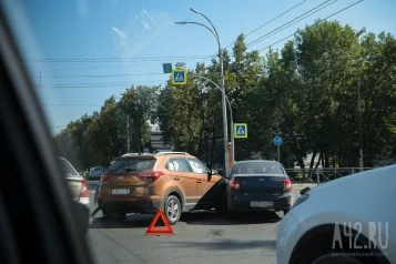 Фото: В Кемерове два автомобиля столкнулись на перекрёстке Тухачевского — Ленина 3