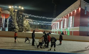 В Кемерове на стадионе «Химик» каток заменили хоккейной коробкой    