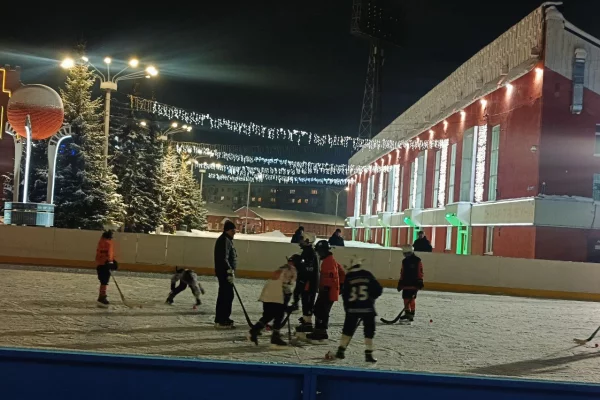 В Кемерове на стадионе «Химик» каток заменили хоккейной коробкой    