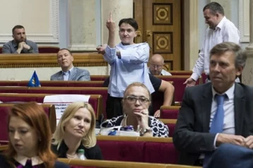 Фото: Надежда Савченко показала коллегам неприличный жест 1