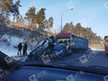Фото: В Кемерове на Логовом шоссе легковой автомобиль расплющило в массовом ДТП 1