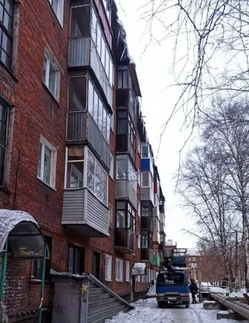 Фото: В Кузбассе после прокурорского вмешательства управляющая компания очистила от снега и льда крышу жилого дома 1