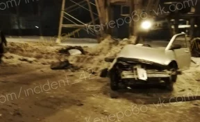 В Кемерове машина оказалась разбита всмятку после ДТП: есть погибший