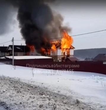 Фото: В Кемерове пожар в частном коттедже попал на видео 1