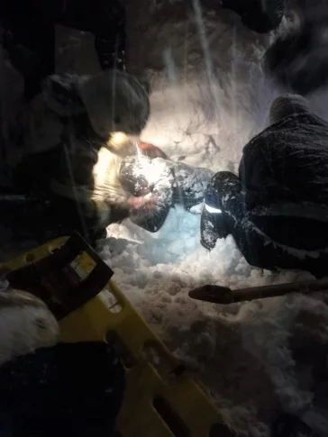 Фото: В Новокузнецке женщина хотела очистить крышу от снега и провела под завалом 10 часов 2