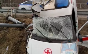 В Ленинградской области машина скорой помощи съехала в кювет, пострадал человек