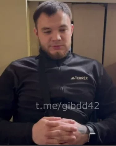 В Новокузнецке водитель Toyota Land Cruiser устроил дрифт у торгового центра 