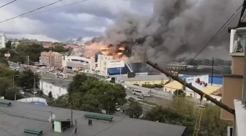 Фото: Во Владивостоке загорелся крупнейший торговый центр 1