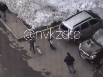 Фото: В Новокузнецке мужчина разбил легковой автомобиль кастрюлей 1
