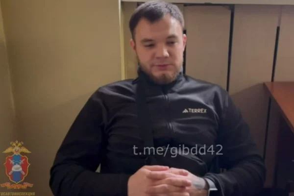 В Новокузнецке водитель Toyota Land Cruiser устроил дрифт у торгового центра 