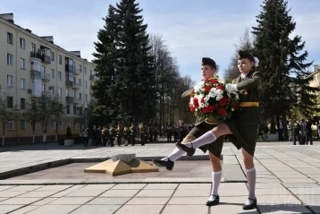 Фото: Власти Кузбасса и ветераны возложили цветы к Мемориалу Славы воинов-кузбассовцев 2