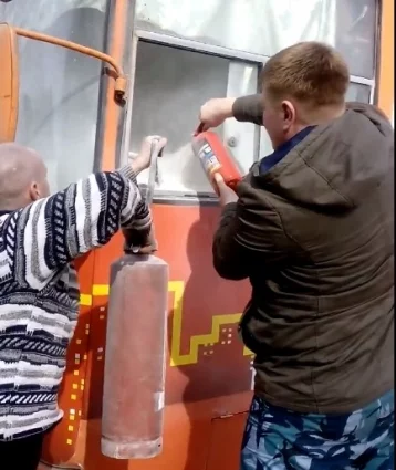 Фото: Пожар в троллейбусе в кузбасском городе попал на видео 1