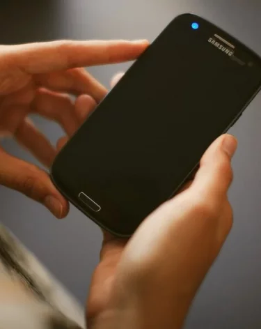 Эксперт: зарядка смартфона в общественных местах может привести к утечке данных